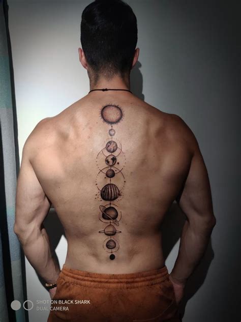 tatuaje columna vertebral hombre|20 tatuajes geniales de espalda para hombres